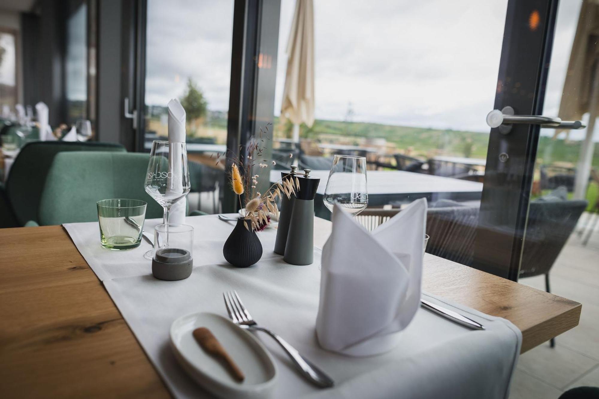 Weinzuhause Hotel-Restaurant-Vinothek Mommenheim Ngoại thất bức ảnh